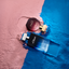 Herren- und Damenflakons auf rosa und blauen Puder